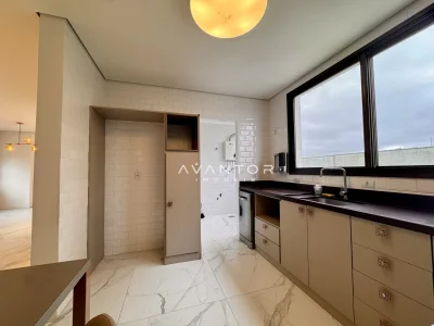 Cozinha com armários planejados e janela — Apartamento à venda no royal garden, em Nossa Senhora de Lourdes, Santa Maria/RS