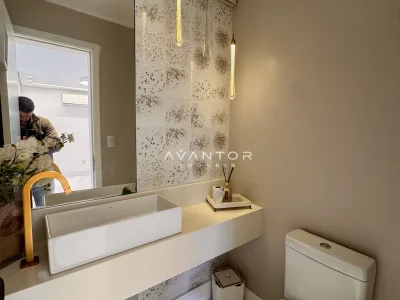 Banheiro com pia retangular branca — Apartamento à venda no royal garden, em Nossa Senhora de Lourdes, Santa Maria/RS