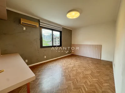 Dormitório com janela e vista para avenida — Apartamento à venda no royal garden, em Nossa Senhora de Lourdes, Santa Maria/RS