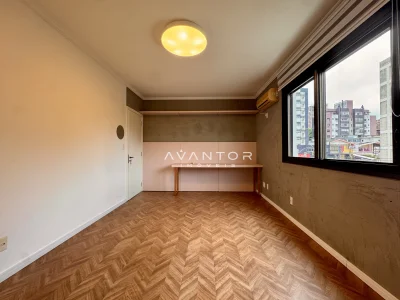 Sala com janelas e vista da cidade — Apartamento à venda no royal garden, em Nossa Senhora de Lourdes, Santa Maria/RS