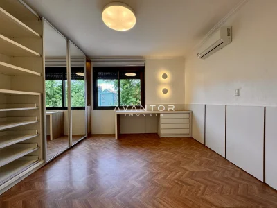 Dormitório com armários planejados e sacada — Apartamento à venda no royal garden, em Nossa Senhora de Lourdes, Santa Maria