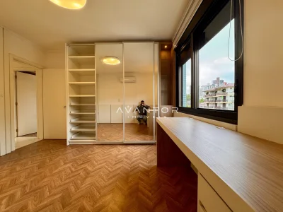 Suíte com closet e vista para janela — Apartamento à venda no royal garden, em Nossa Senhora de Lourdes, Santa Maria/RS