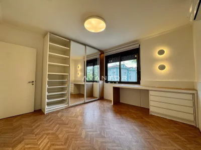 Suíte com armários planejados e vista para janela — Apartamento à venda no royal garden, Santa Maria