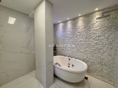 Banheiro com banheira e chuveiro — Apartamento à venda no royal garden, em Nossa Senhora de Lourdes, Santa Maria/RS