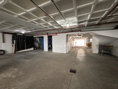 Garagem com piso de concreto e iluminação — Apartamento à venda no royal garden, em Nossa Senhora de Lourdes, Santa Maria/RS