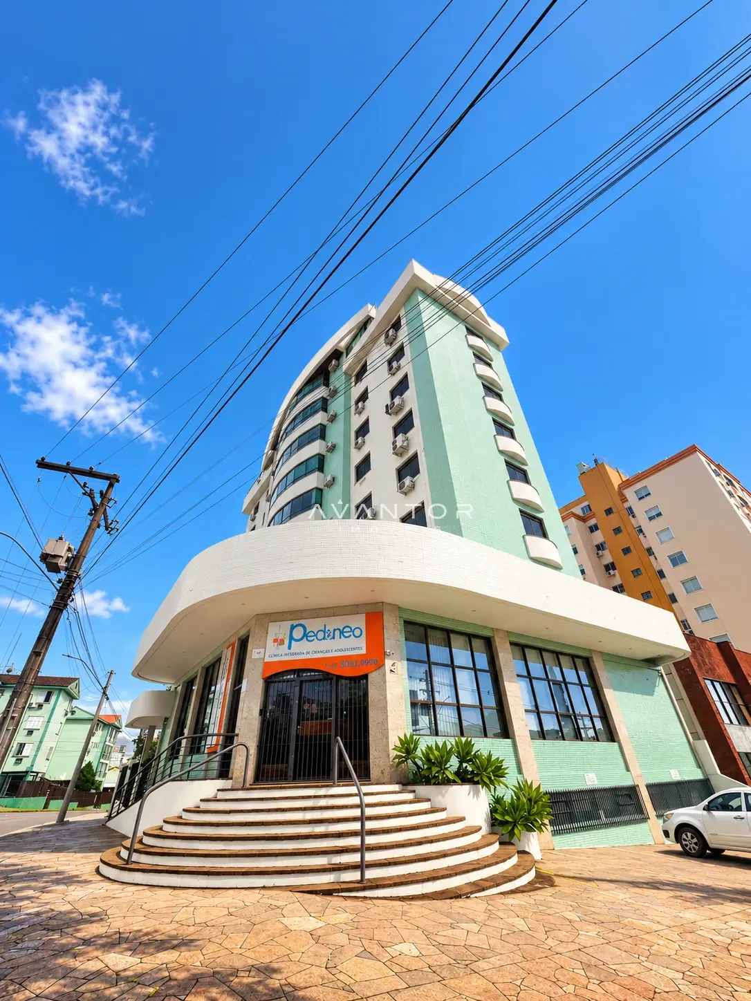 Fachada do prédio com comércio na base — Apartamento à venda no royal garden, em Nossa Senhora de Lourdes, Santa Maria/RS