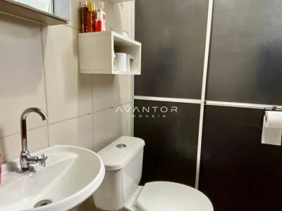 Banheiro com pia e armários planejados — Apartamento à venda no Residencial Manutec, em Patronato, Santa Maria/RS