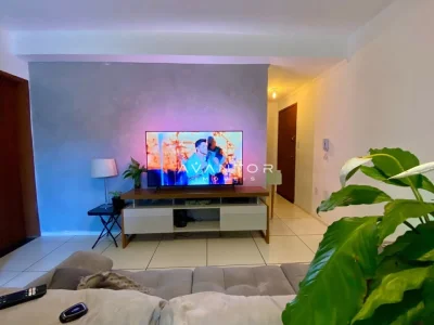 Sala de estar com TV e iluminação ambiente — Apartamento à venda no Residencial Manutec, em Patronato, Santa Maria/RS