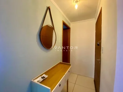 Hall de entrada com espelho e móvel — Apartamento com 2 quartos à venda no Residencial Manutec, em Patronato, Santa Maria/RS