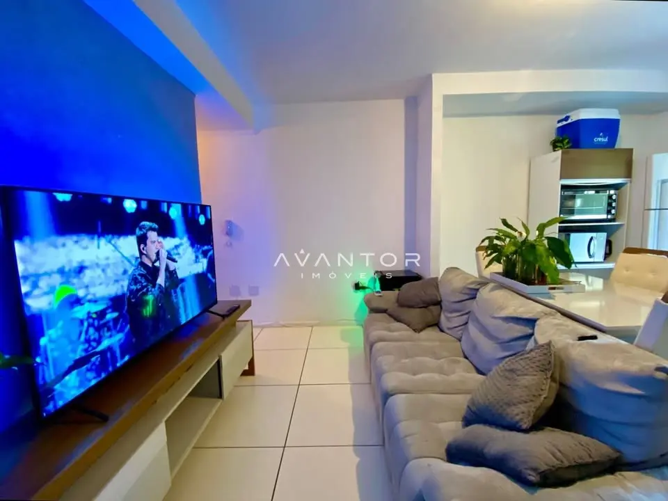 Sala de estar com sofá e televisão — Apartamento com 2 quartos à venda no Residencial Manutec, em Patronato, Santa Maria/RS