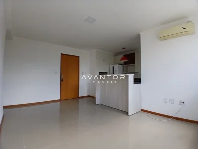 Sala integrada à cozinha com armários planejados — Apartamento para alugar no Residencial Dulce Fração, Santa Maria
