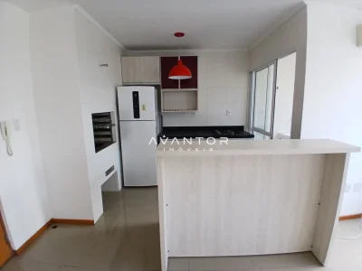 Cozinha com bancada e geladeira — Apartamento para alugar no Residencial Dulce Fração, Santa Maria