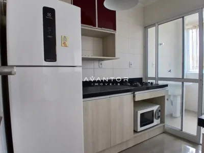 Cozinha com geladeira e bancada com fogão — Apartamento para alugar no Residencial Dulce Fração, Santa Maria