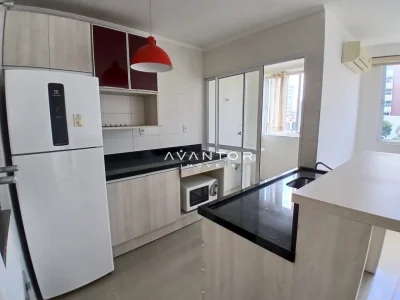 Cozinha com armários planejados e bancada — Apartamento para alugar no Residencial Dulce Fração, Santa Maria
