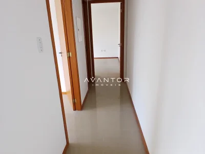 Hall de entrada com portas de madeira — Apartamento para alugar no Residencial Dulce Fração, Santa Maria