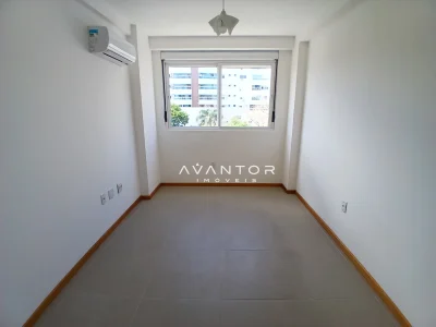 Sala com janela e vista urbana — Apartamento para alugar no Residencial Dulce Fração, Santa Maria