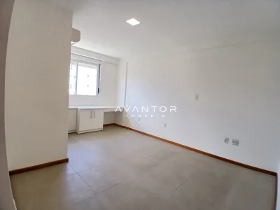 Sala de estar com janela e piso em dois níveis — Apartamento para alugar no Residencial Dulce Fração, Santa Maria