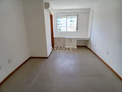 Dormitório com janela e armários planejados — Apartamento para alugar no Residencial Dulce Fração, Santa Maria