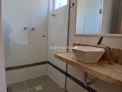Banheiro com chuveiro e pia — Apartamento para alugar no Residencial Dulce Fração, em Nossa Senhora Medianeira, Santa Maria