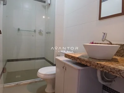 Banheiro com chuveiro e pia — Apartamento para alugar no Residencial Dulce Fração, em Nossa Senhora Medianeira, Santa Maria