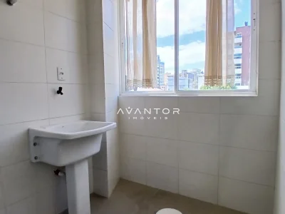 Banheiro com vista para a cidade — Apartamento para alugar no Residencial Dulce Fração, Santa Maria