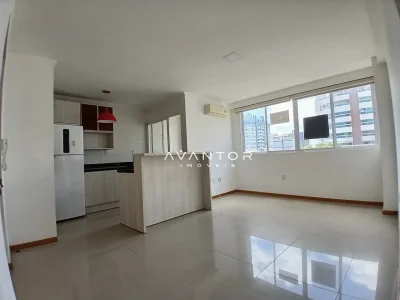 Sala integrada à cozinha com sacada — Apartamento para alugar no Residencial Dulce Fração, Santa Maria