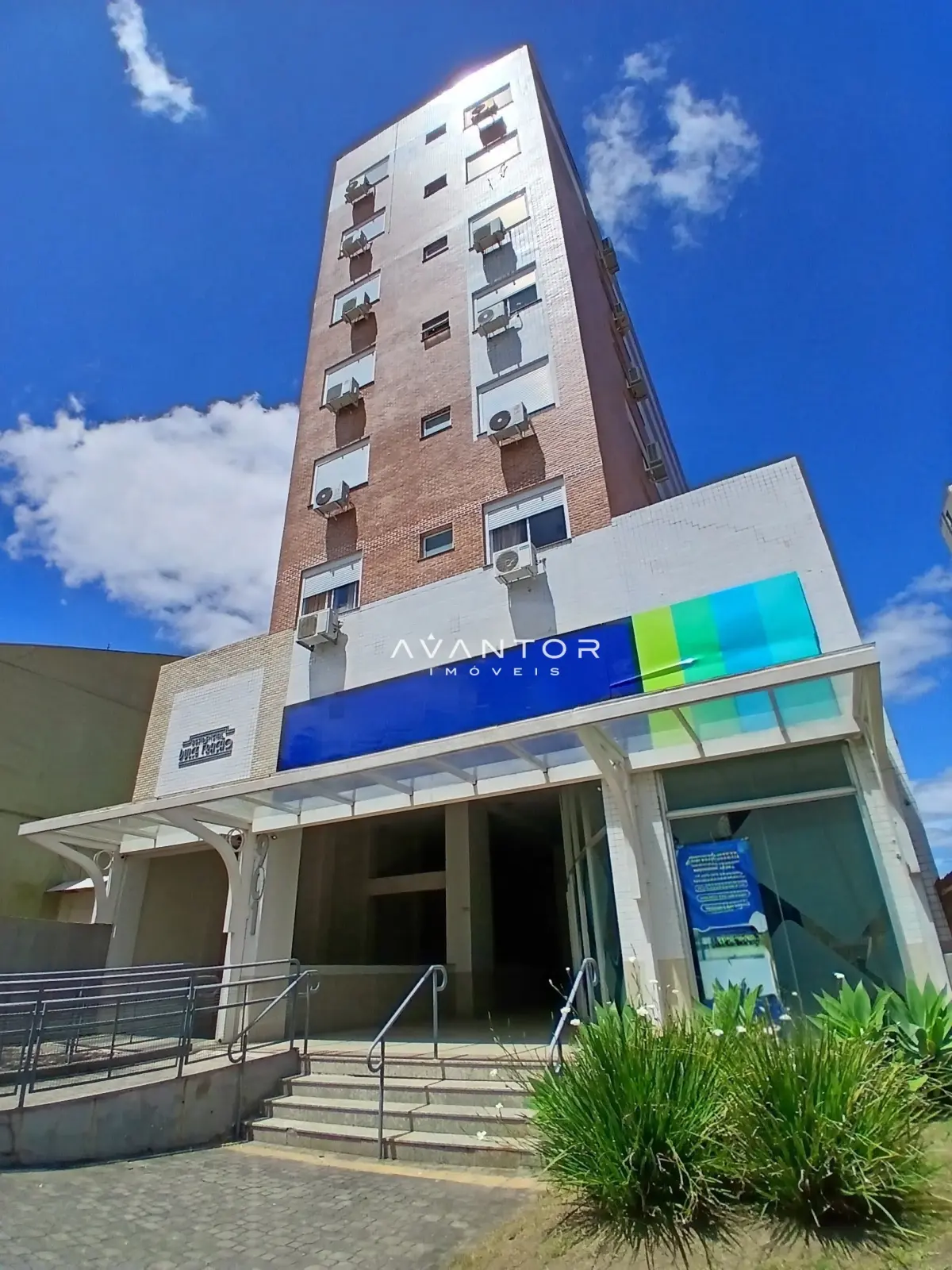 Fachada do prédio com garagem — Apartamento para alugar no Residencial Dulce Fração, em Nossa Senhora Medianeira, Santa Maria