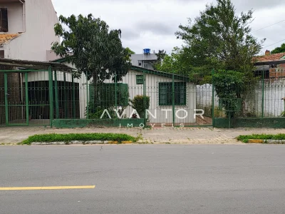 Fachada da casa com portão verde — Casa com 3 quartos à venda em Passo D'Areia, Santa Maria/RS