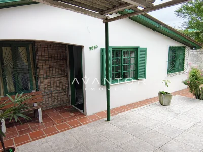 Fachada da casa com pátio — Casa com 3 quartos à venda em Passo D'Areia, Santa Maria/RS