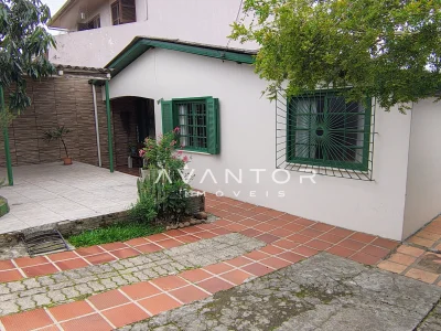 Fachada da casa com pátio — Casa com 3 quartos à venda em Passo D'Areia, Santa Maria/RS