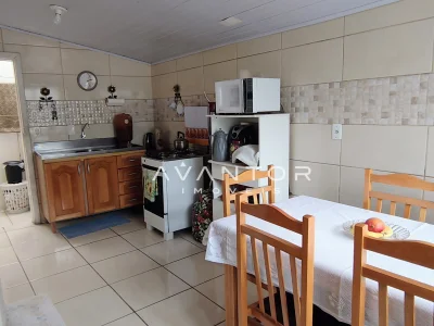 Cozinha com armários de madeira e mesa — Casa com 3 quartos à venda em Passo D'Areia, Santa Maria/RS