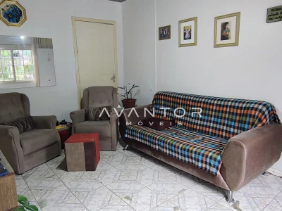 Sala de estar com sofá e poltronas — Casa com 3 quartos à venda em Passo D'Areia, Santa Maria/RS