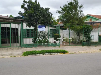 Fachada da casa com portão e garagem — Casa com 3 quartos à venda em Passo D'Areia, Santa Maria/RS