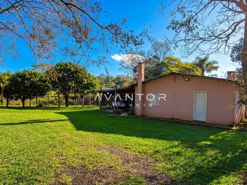 Fachada da casa com pátio amplo — Campo com 3 quartos à venda em Estação Pinhal, Itaara/RS