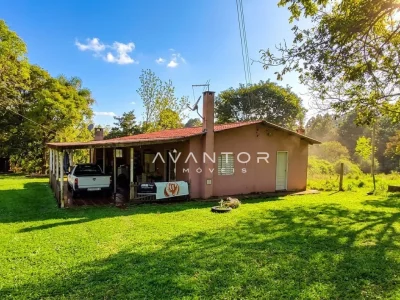Fachada da casa com garagem coberta — Campo com 3 quartos à venda em Estação Pinhal, Itaara/RS