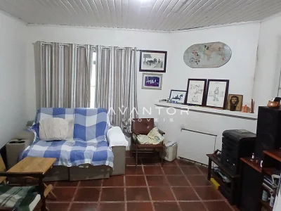 Sala de estar com sofá e cortina — Campo com 3 quartos à venda em Estação Pinhal, Itaara/RS