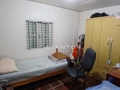 Dormitório com armários planejados amarelos — Campo com 3 quartos à venda em Estação Pinhal, Itaara/RS