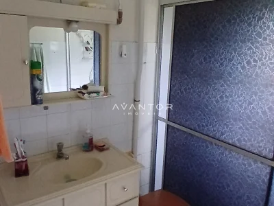 Banheiro com pia e espelho — Campo com 3 quartos à venda em Estação Pinhal, Itaara/RS