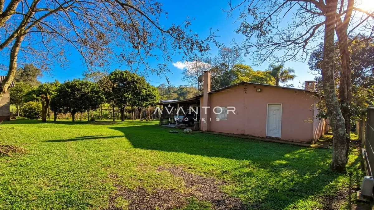 Fachada da casa com pátio amplo — Campo com 3 quartos à venda em Estação Pinhal, Itaara/RS