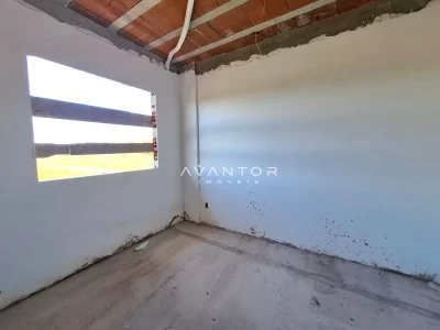 Sala com piso de concreto e janela — Apartamento com 1 quarto à venda em Camobi, Santa Maria/RS