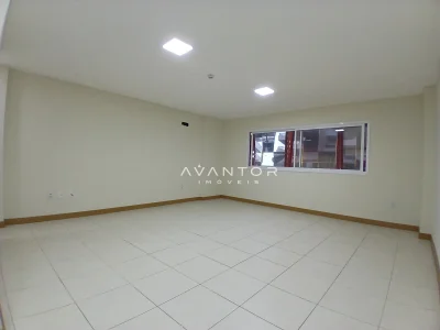Sala de estar com piso em cerâmica — Sala Comercial para alugar no Residencial Espírito Santo, em Centro, Santa Maria/RS