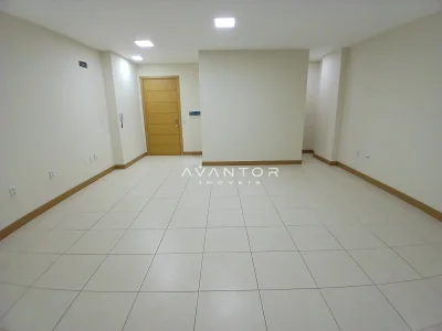 Sala ampla com piso em cerâmica — Sala Comercial para alugar no Residencial Espírito Santo, em Centro, Santa Maria/RS