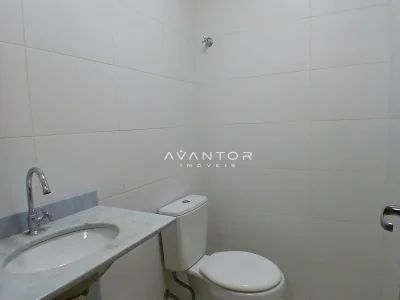 Banheiro com pia e vaso sanitário — Sala Comercial para alugar no Residencial Espírito Santo, em Centro, Santa Maria/RS