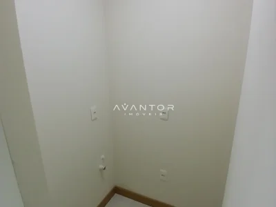 Ambiente interno com paredes brancas — Sala Comercial para alugar no Residencial Espírito Santo, em Centro, Santa Maria/RS