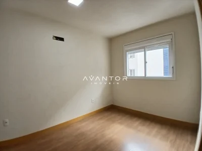 Dormitório com janela e piso em madeira — Apartamento para alugar no Residencial Espírito Santo, em Centro, Santa Maria/RS