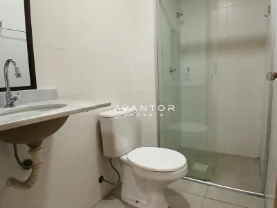 Banheiro com box e bancada com pia — Apartamento para alugar no Residencial Espírito Santo, em Centro, Santa Maria/RS
