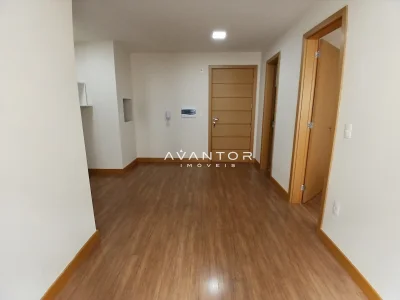 Hall de entrada com portas de madeira — Apartamento para alugar no Residencial Espírito Santo, em Centro, Santa Maria/RS