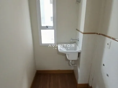 Área de serviço com pia e janela — Apartamento para alugar no Residencial Espírito Santo, em Centro, Santa Maria/RS