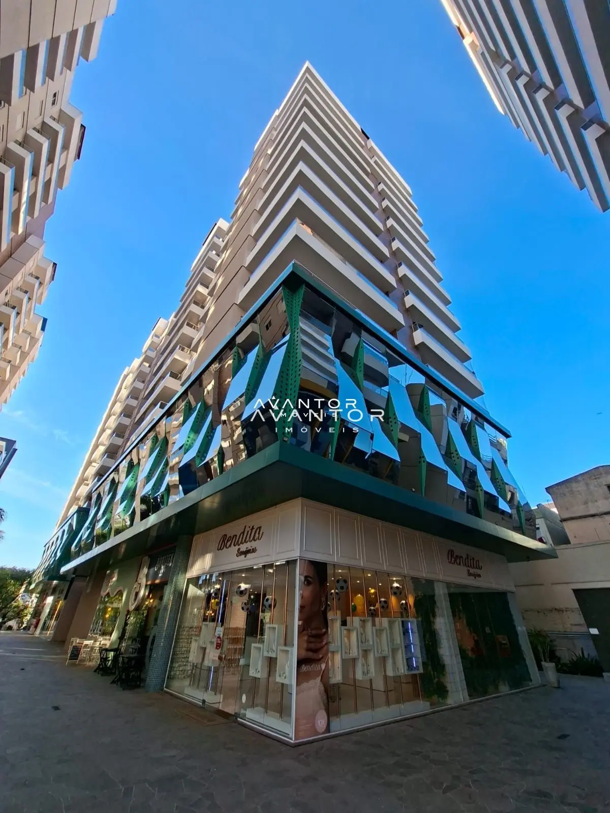 Fachada do prédio com comércio na base — Apartamento para alugar no Residencial Espírito Santo, em Centro, Santa Maria/RS