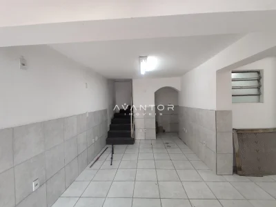 Hall de entrada com acesso às escadas — Sala Comercial com 3 salas para alugar em Centro, Santa Maria/RS